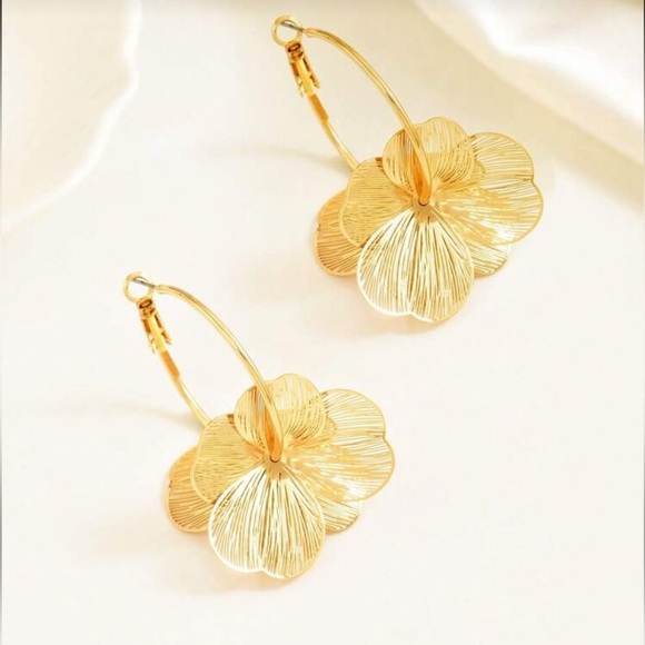 Kate Middleton Inspired Gold Floral Earrings,Elegant Statement Jewelry - Picture 4 of 4